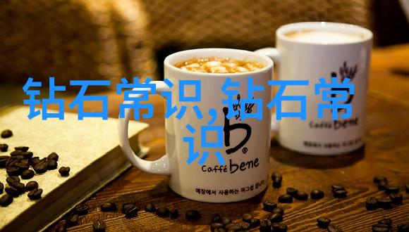 手表和指环后银色串联腰带或项链与双腕相互辉映
