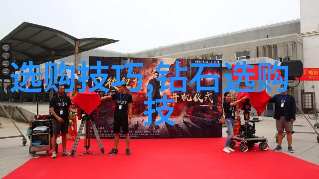 假翡翠在灯光下闪耀如同佩戴避邪貔貅本命年间它就像守护神静默驱散诸多魔障悄然招来财运