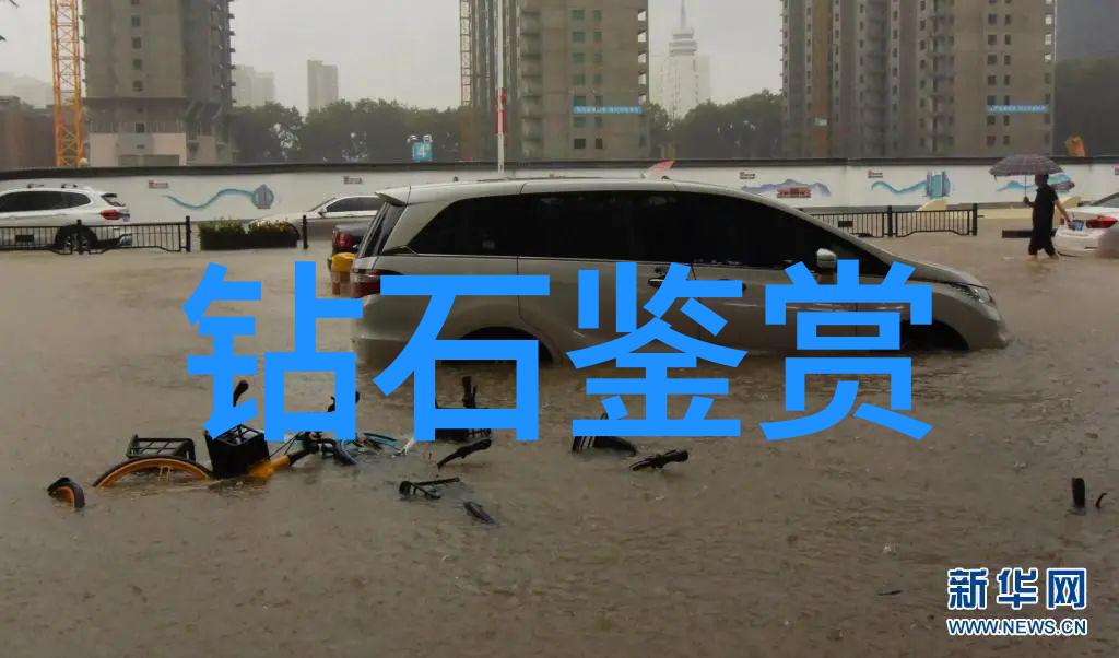 佩戴翡翠如意吊坠水润红钻达人在自然风光中闪耀自信